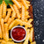 Papas fritas crujientes con salsa de tomate heinz